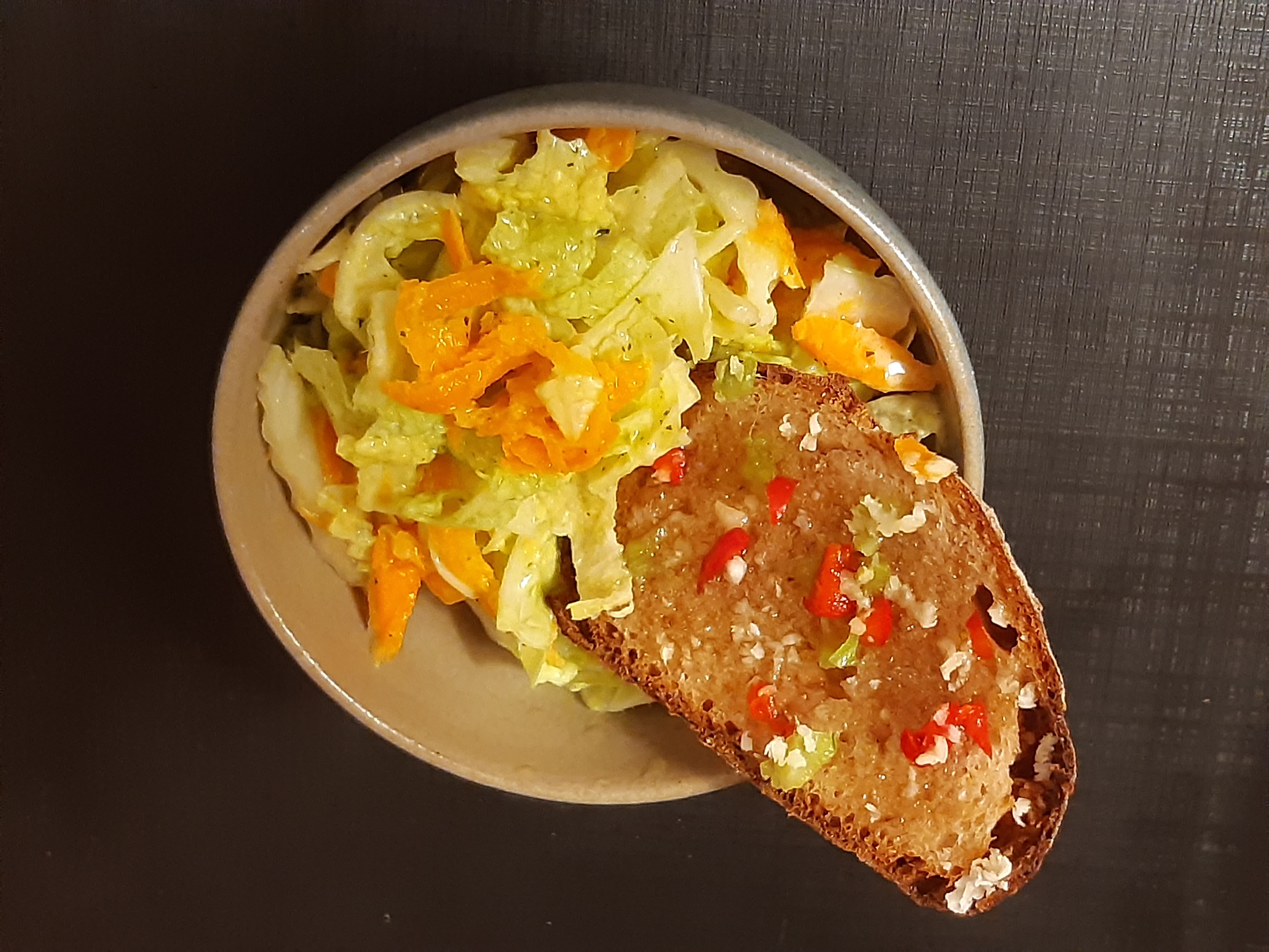 frischer Chinakohl-Rüebli-Salat mit Asia-Crostini