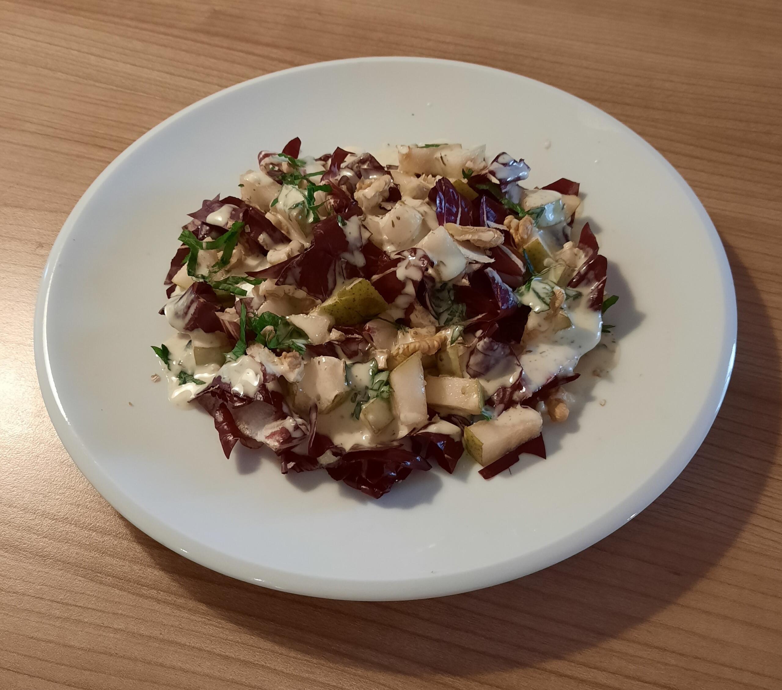 frischer Cicorino-Rosso-Salat mit Birnen und Mascarpone-Gorgonzola