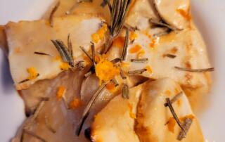 frische Selleriespalten mit Orangen-Rahm-Sauce aus dem Ofen