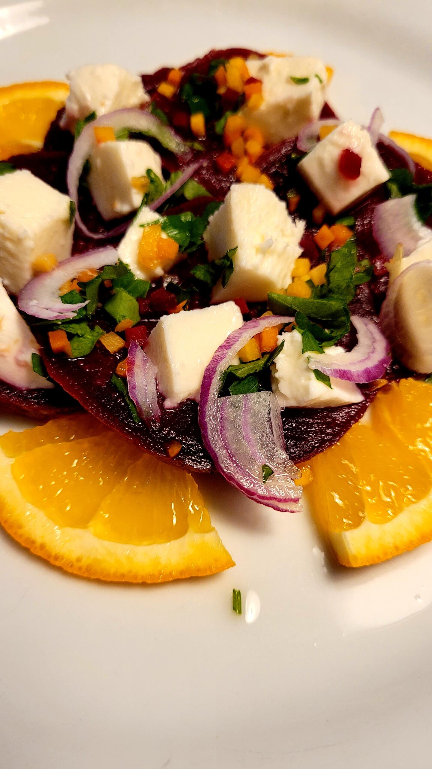 frischer Randen-Orangen-Salat mit roten Zwiebeln