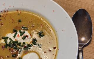 frische Kartoffel-Lauch-Suppe mit Curry