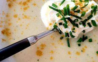 frische Blumenkohl-Crèmesuppe mit Curry und Schnittlauch