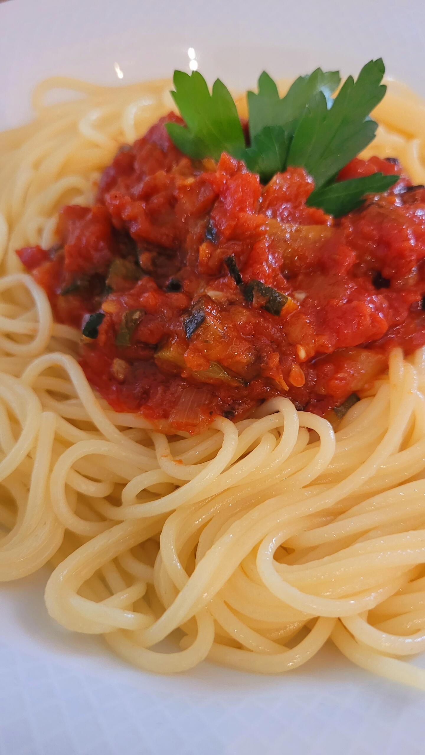 frische Spaghetti mit Auberginenbolognese und Auberginenröllchen Apéro