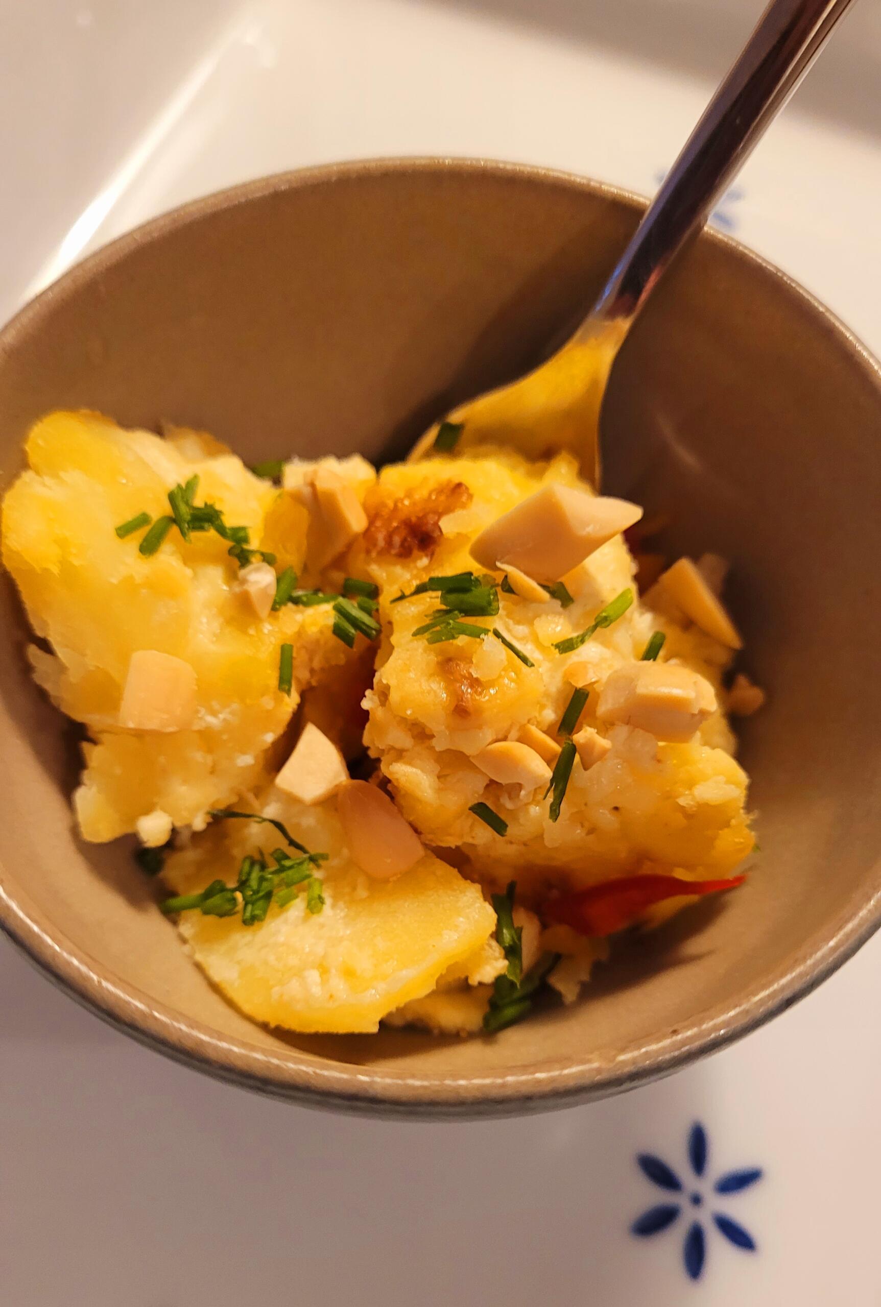 frisches Kartoffel-Sellerie-Gratin mit Nusstopping