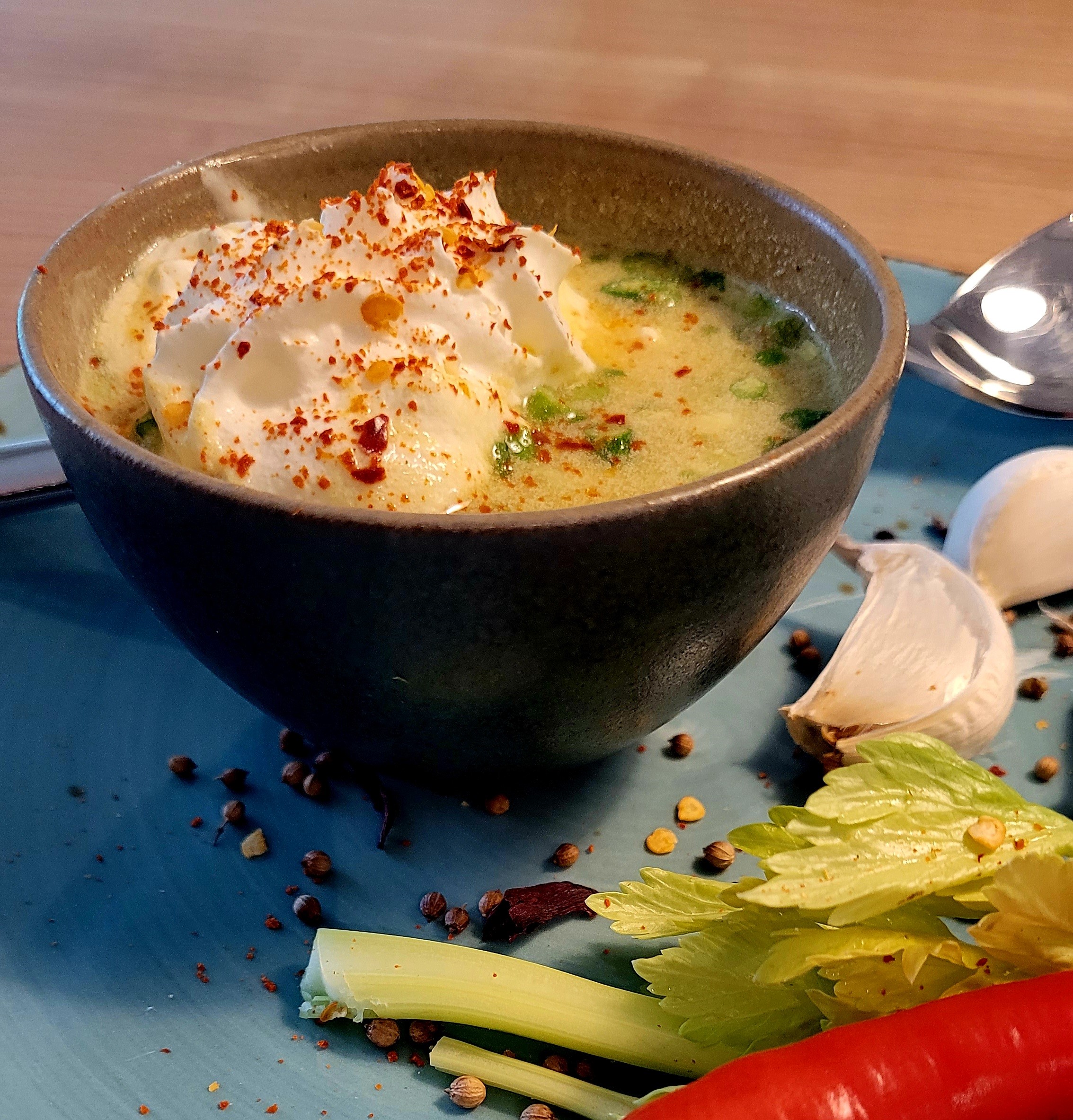 frische Kurkuma-Gemüse-Suppe