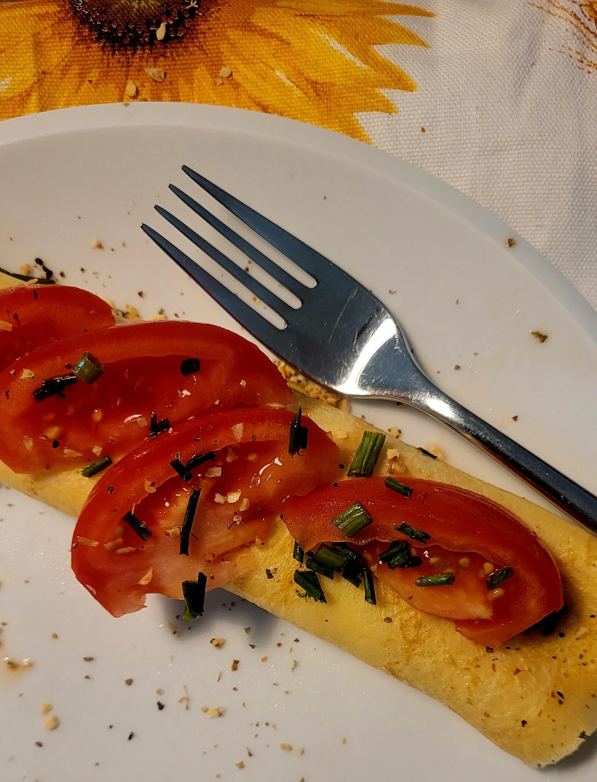 frische Käse-Omelette mit Tomaten und Basilikum